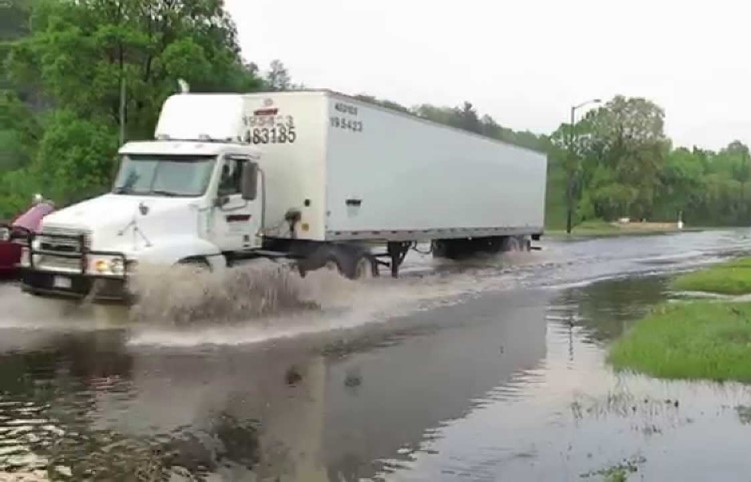 truck-in-flood